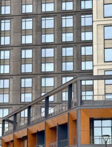 Fachada moderna de edificio residencial con ventanas, usada como imagen destacada para administración de fincas.